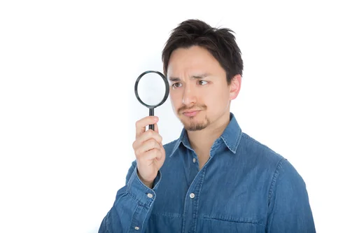 悩んで考え込むお父さんの写真