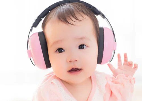 ヘッドフォンをつけた赤ちゃんの写真