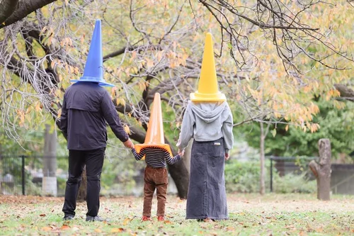 家族3人が手をつないでいる写真