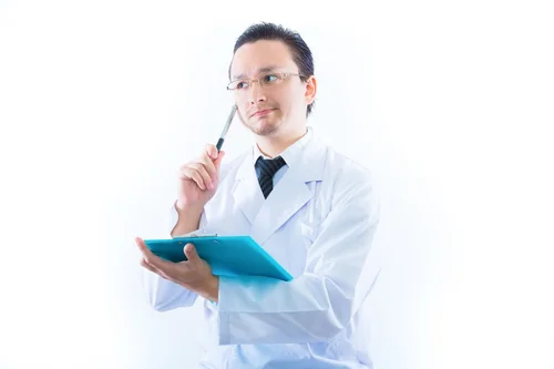 子どもに発達検査をしている先生の写真