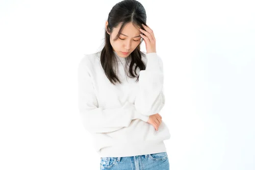 頭を抱えて悩んでいるママの写真