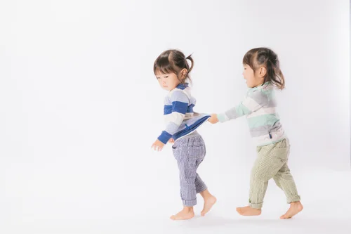 二人の子どもが遊んでいる写真