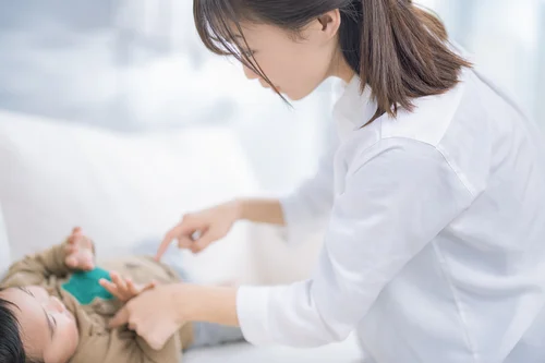 悩んでいるママの写真