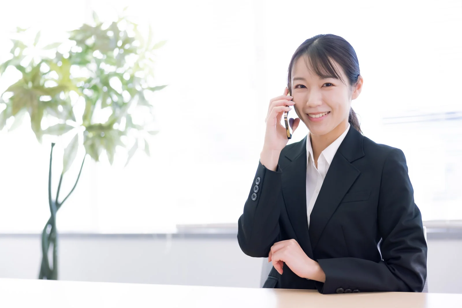 子どもをサポートしている女性の写真