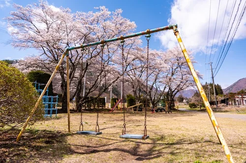 順番を守れず公園で泣く子どもと困る母親
