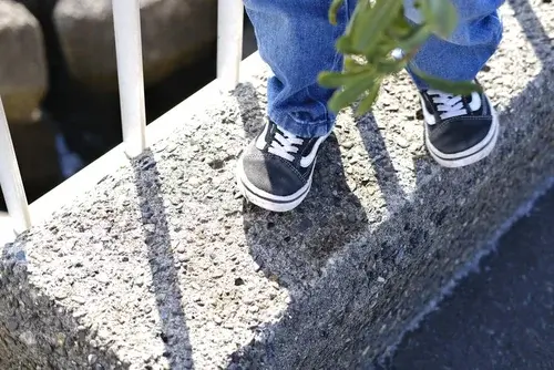 膝歩きから歩き始めた子どもの小さな足の写真