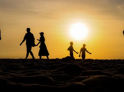 言葉の遅れが気になる子どもと心配する両親