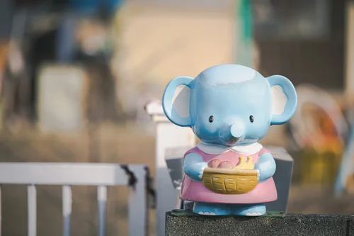 幼稚園と療育園で悩むイラスト