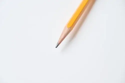 療育手帳の更新の記録をノートに書き留める鉛筆