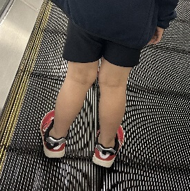 膝そろえて足が付かない