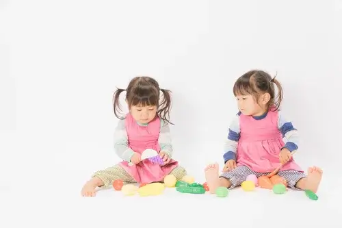 姉妹で玩具遊び